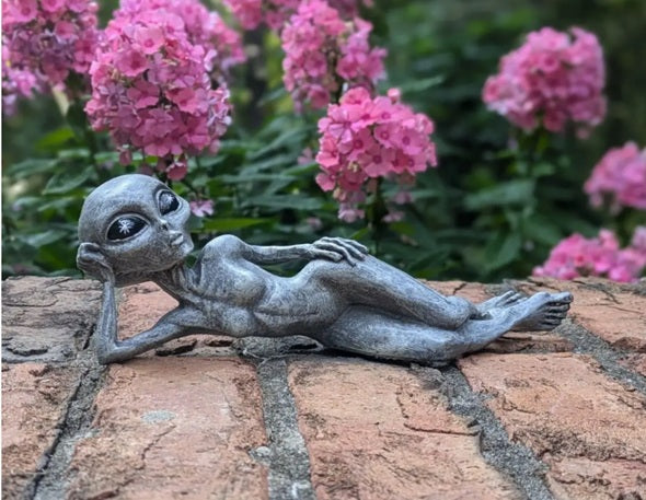 Alien Pinup Statue (Gray)