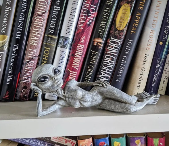 Alien Pinup Statue (Gray)