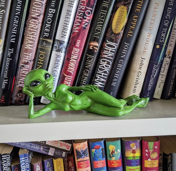 Alien Pinup Statue (Green)