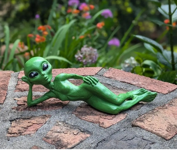 Alien Pinup Statue (Green)